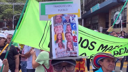 Miles de personas protestan en Colombia para exigir al Congreso que apruebe reformas de Petro
