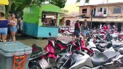 b'Multido se aglomera em campo de futebol no Para1'