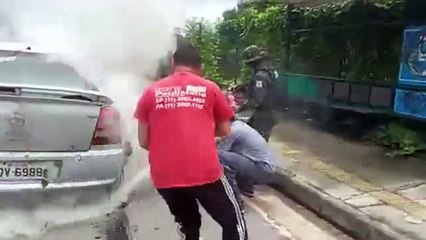 b'Carro pega fogo na rodovia Joo Paulo'