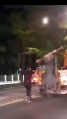 b'Patinador morcega carro na Almirante Barroso'