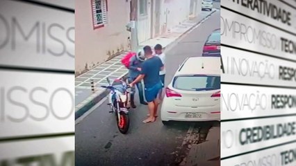 b'Assaltantes roubam motoboy entregador de aplicativo'