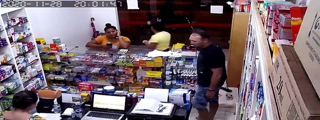 b'Homem assalta farma1cia com faco na Cidade Nova'