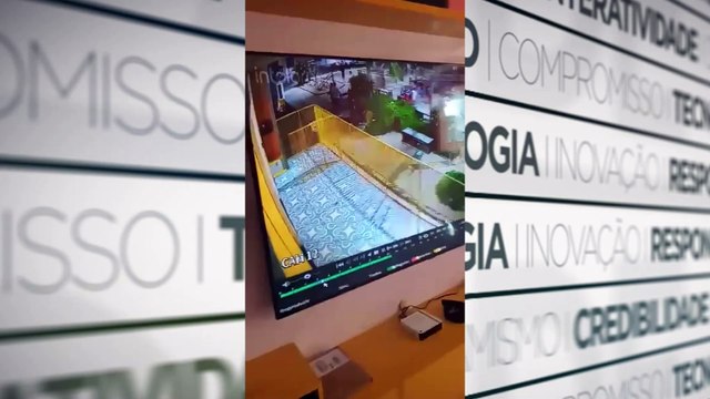 b'Ca2mera flagra momento em que jovem a9 morto a facadas no Marajb3'