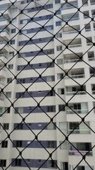 b'Criana7a fica presa do lado de fora de janela'