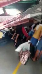 b'Suposto policial arma confuso e agride passageira em embarcaa7o'