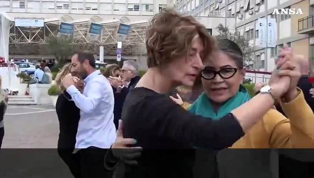 Papa ricoverato, davanti al Gemelli come in una milonga di buon augurio