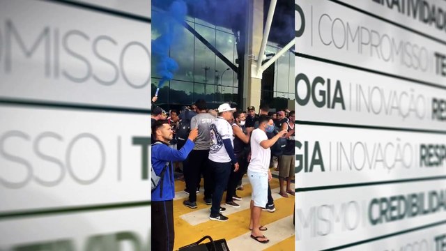 b'Azulinos recebem apoio da torcida antes de deciso no AM'