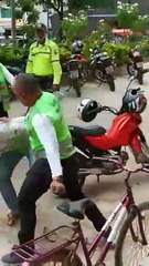 b'Agente do Detran troca socos com mototaxista'