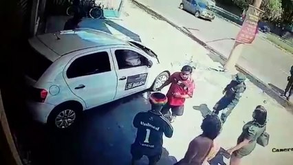 b'Carro da Sesma a9 arremessado apb3s se chocar contra poste'