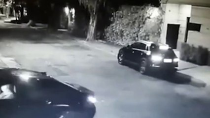 b'Moradores chegam em casa e so recebidos a tiros por ladrb5es'