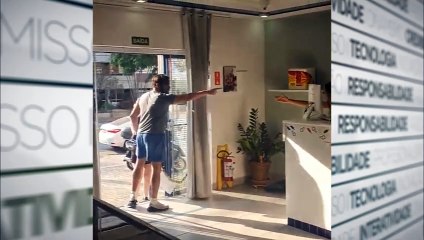 b'Homem surta e humilha funciona1ria ao invadir loja'