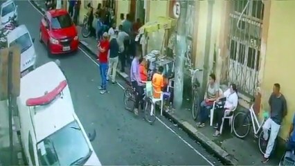 b'Ladro furta ambula2ncia no centro de Bela9m'