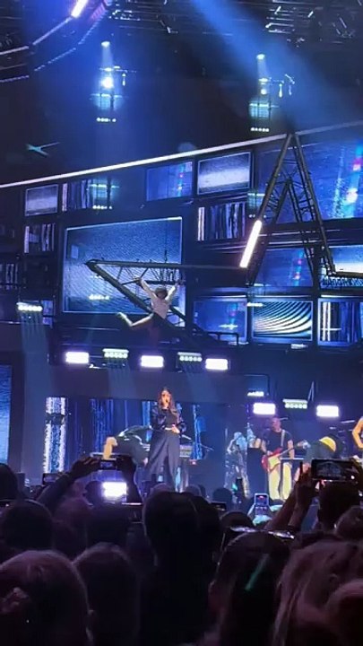 Héléna BAILLY guest au concert à bercy de Star academy 12 18mars2025