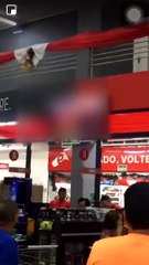 b'Supermercado exibe pornb4 para clientes em Bela9m'