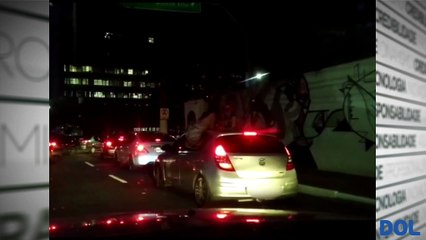 b'Mulher mostra bunda no meio do tra2nsito em Vitb3ria'