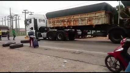 b'Apb3s liberar 20 minutos de cada lado a BR 155 volta a ser fechada por manifestantes'