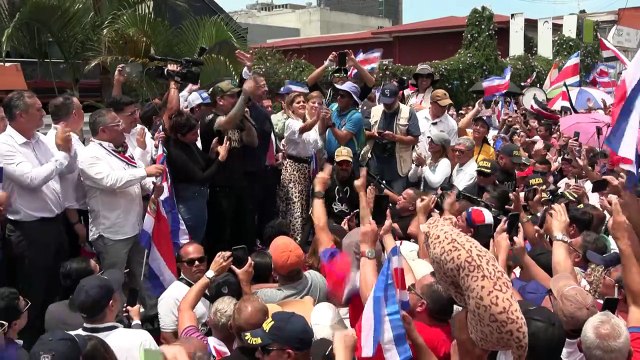 Presidente de Costa Rica encabeza marcha contra fiscal que lo investiga