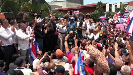 Presidente de Costa Rica encabeza marcha contra fiscal que lo investiga