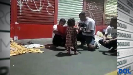 b'Vaddeo mostra criana7a em situaa7o de rua dana7ando com volunta1rio em Bela9m'