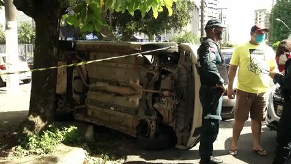 b'Carro capota apb3s avana7o de preferencial no bairro de Batista Campos'