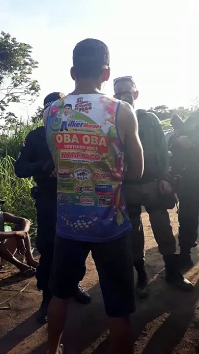 b'Populaa7o bloqueia estrada 3'