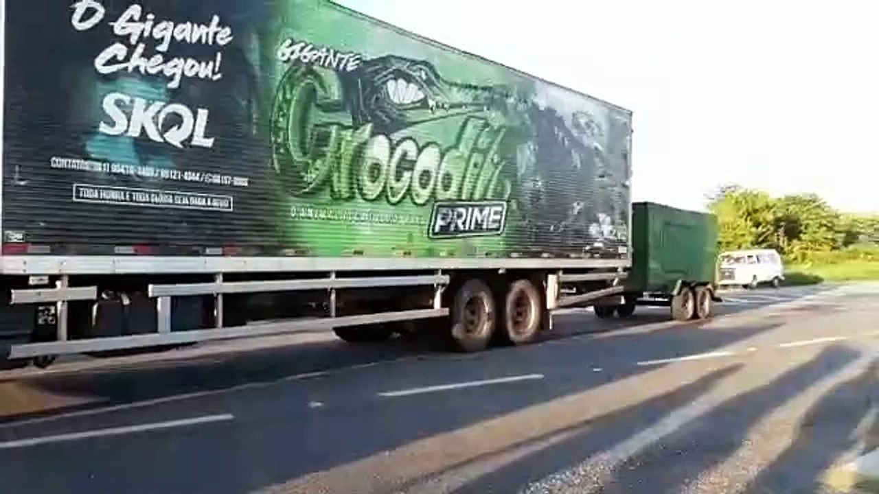 b'Carro capota apb3s coliso com caminho'