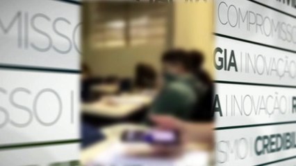 b'Estudantes brigam em sala de aula'