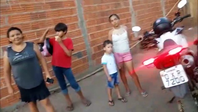 b'Apb3s sofrer Bullying jovem recebe ajuda emocionante de policiais'