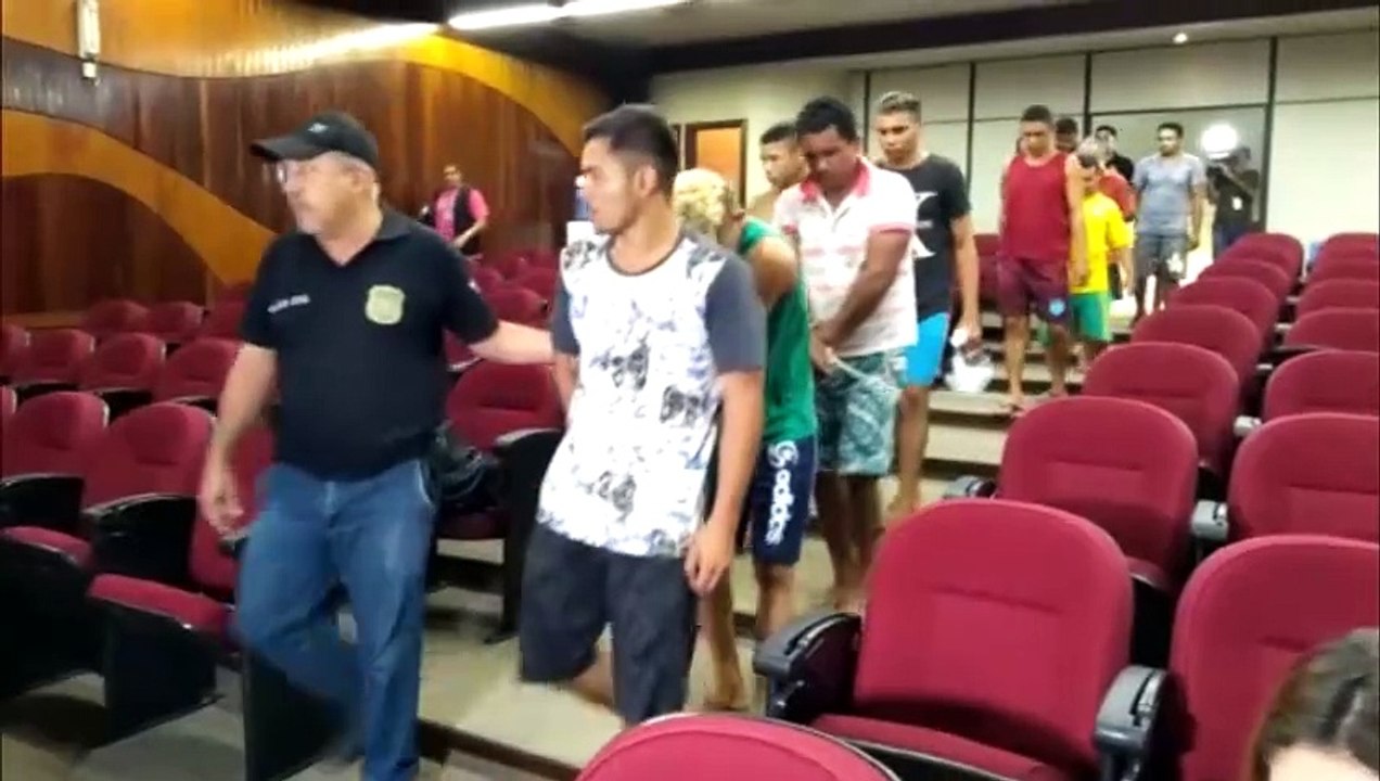 b'Presos por abuso sexual de criana7as e adolescentes so apresentados pela poladcia'