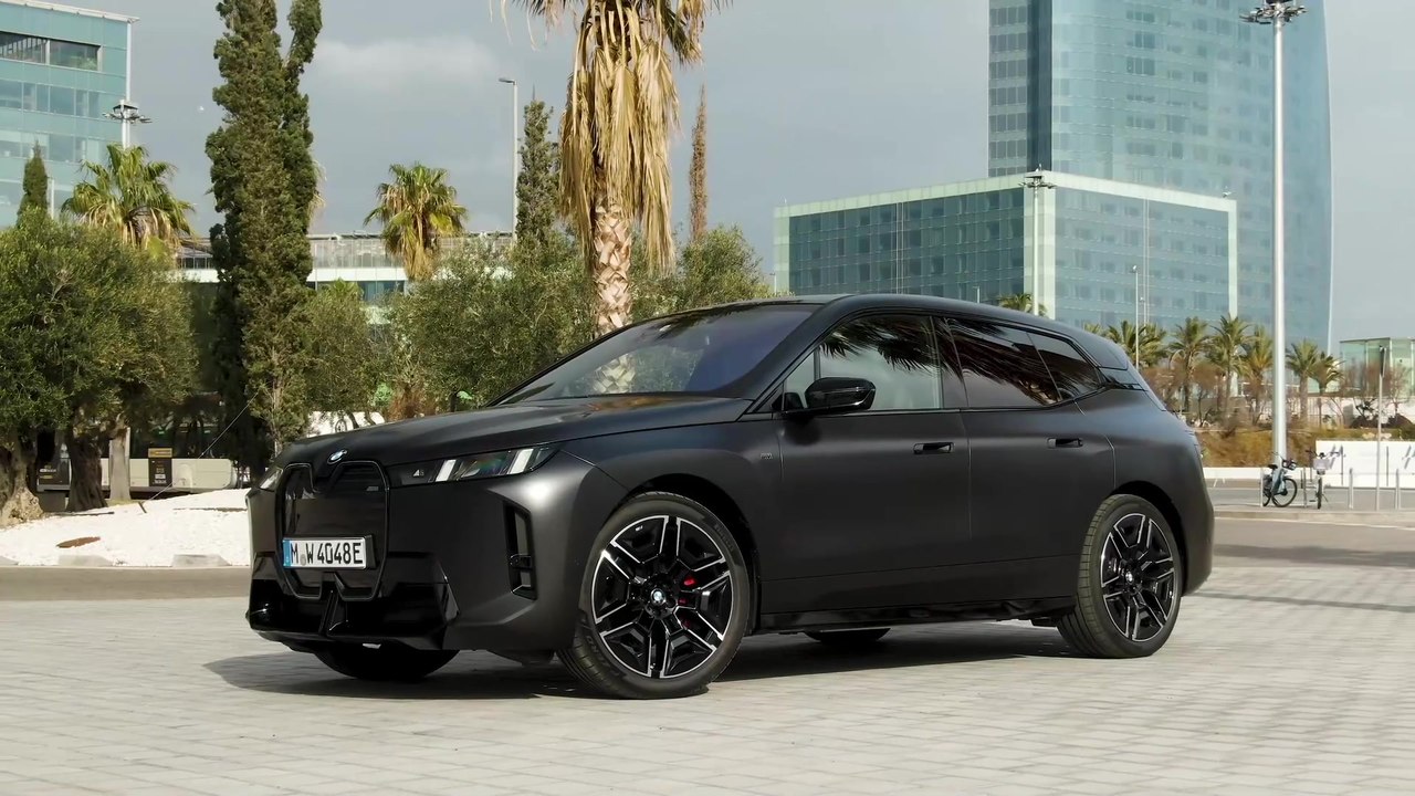 BMW iX M70 xDrive Exterior Design in Frozen Deep Grey