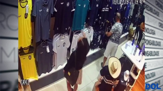 b' Mulher a9 flagrada furtando camisa em loja do Remo'