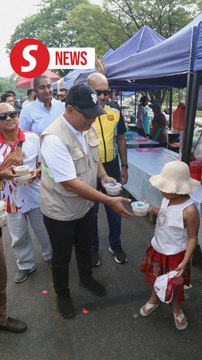 Large-scale porridge distribution at Ramadan bazaar in Kajang