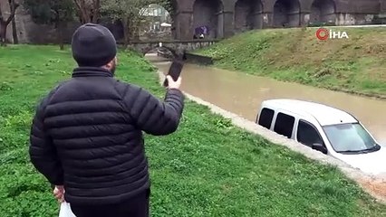 Trabzon’da yollar göle döndü! Araçlar su altında kaldı