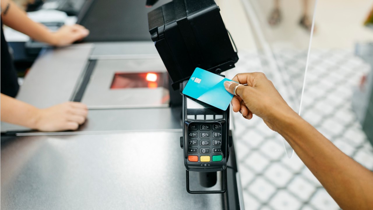 Bargeld beim einkaufen: diese läden zahlen aus