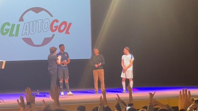 Alex Del Piero a sorpresa sul palco-show degli Autogol. E il teatro diventa uno stadio