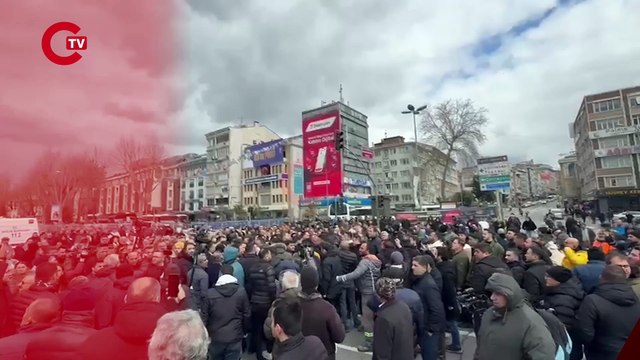 İBB Binasının olduğu Saraçhane'den çok sayıda işçi ve belediye personeli destek için Emniyete doğru akın ediyor. Yakın CHP örgütleri de yolda. İktidara yakın medya kanallarının muhabirlerine büyük tepki gösterilerek üzerlerine yüründü