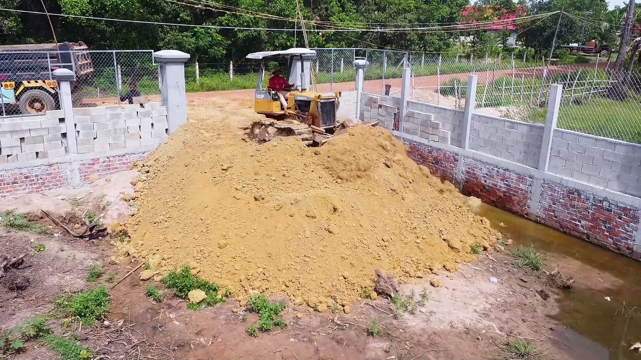 Wonderful Starting New Project Fill in the gaps soil for new housing By Komat'su D31P _5T Truck team