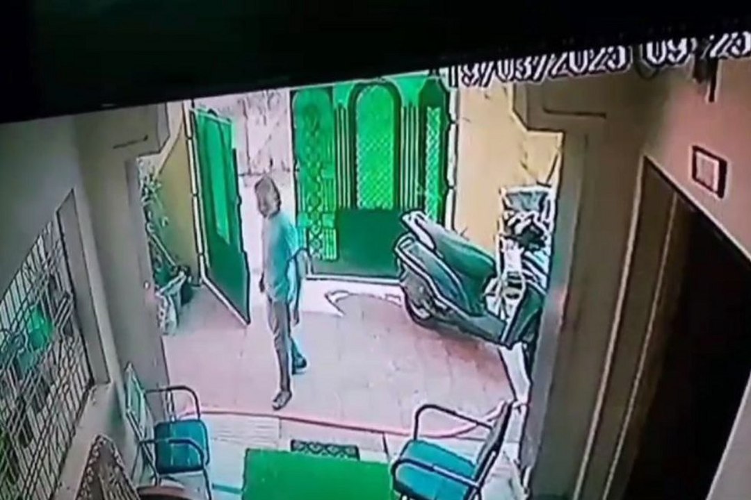 Thief in Mayor house: महापौर के घर दिनदहाड़े घुसा चोर, साइकिल चुराकर ले जाते सीसीटीवी कैमरे में कैद