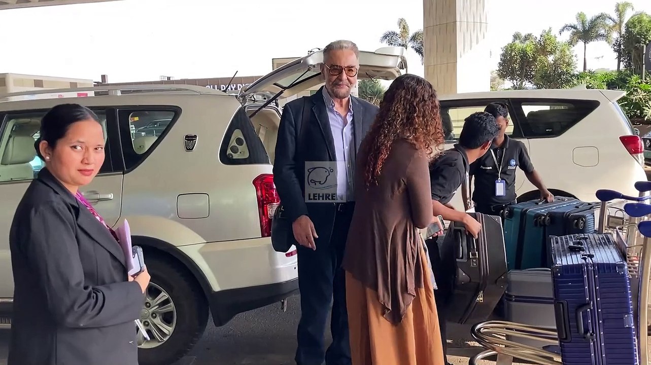 अभिनेता Kabir Bedi और उनकी वाइफ Parveen Dusanj का मुंबई एअरपोर्ट पर दिखा शानदार लुक