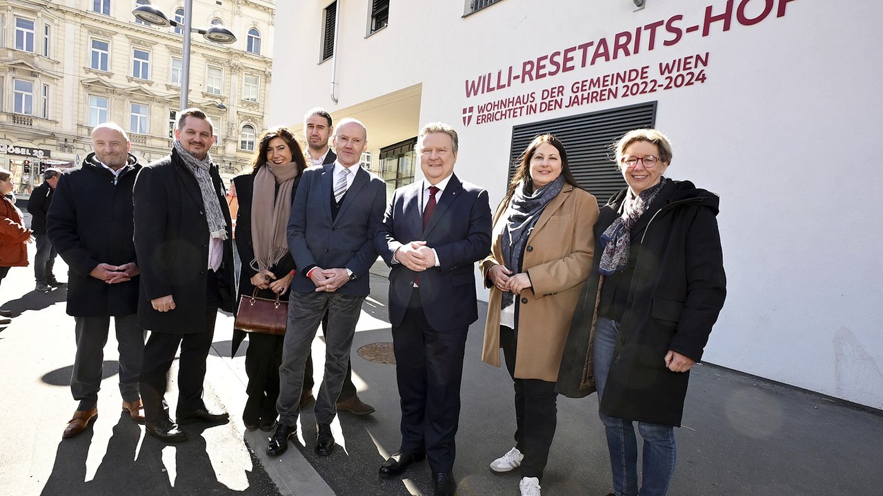 Wien Favoriten - Gemeindebau offiziell nach Willi Resetarits benannt