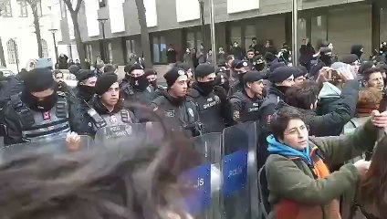 İmamoğlu'na destek eylemi yapan üniversite öğrencilerine polis engeli!