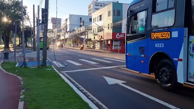 Fios soltos causam risco no Centro de Cascavel; ônibus provocam pequenos estouros ao passar por cima