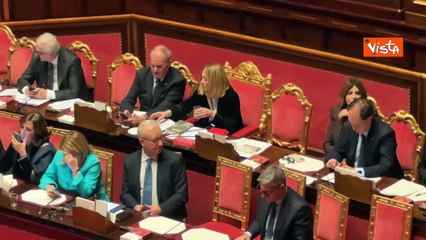 Meloni scrive al telefono in Aula al Senato durante la discussione sul Consiglio Ue