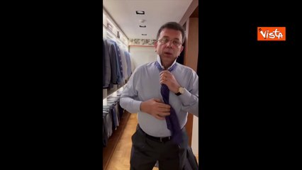 Il sindaco di Istanbul Ekrem Imamoglu si mette la cravatta annunciando il suo arresto