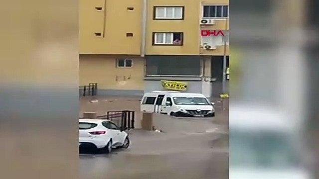 Sağanak aniden bastırdı; öğrenciler serviste mahsur kaldı
