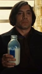 Anton Chigurh interprété par Javier Bardem dans “No Country for Old Men” détient la représentation la plus proche d'un psychopathe dans la vraie vie 🧠👥
