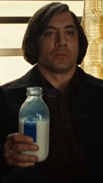 Anton Chigurh interprété par Javier Bardem dans “No Country for Old Men” détient la représentation la plus proche d'un psychopathe dans la vraie vie 🧠👥
