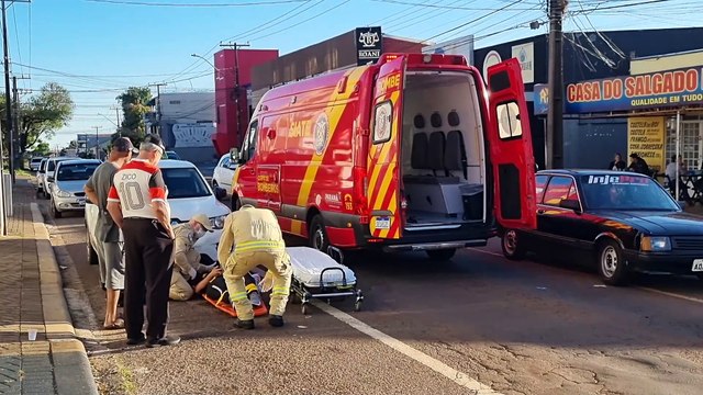 Ciclista fica ferida ao se envolver em acidente com Kwid na rua Jacarezinho