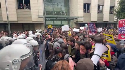 Öğrenciler polis barikatını aştı: İstanbul Üniversitesi'nde eylem