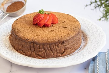 Tarta esponjosa de chocolate, sin harina, sin azúcar y con 3 ingredientes